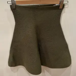 Säljer en militär grön stickad kjol från zara i storlek S.