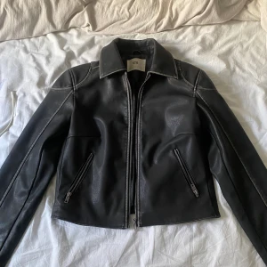 Läder jacka  - Så otroligt snygg läder jacka slutsåld från stradivarius. I storlek S som jag tyvärr måste sälja då den är för liten men älskar den så snygg, jag hann bara använda den ca 3 gånger innan den blev för liten tyvärr.  Köpt för 800 kr. 