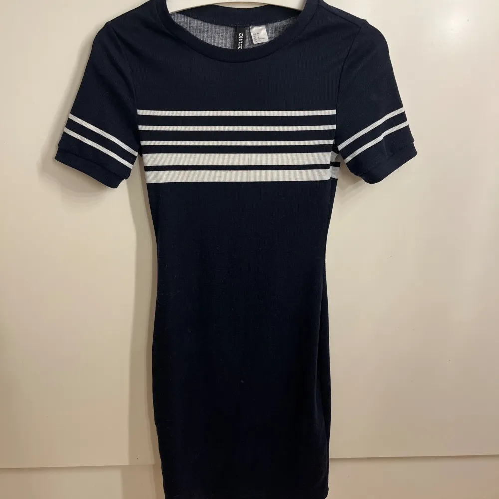 Snygg t-shirt klänning i mörkblå från HM i storlek 34 men med väldigt stretchigt material så passar lätt en 36a.. Klänningar.