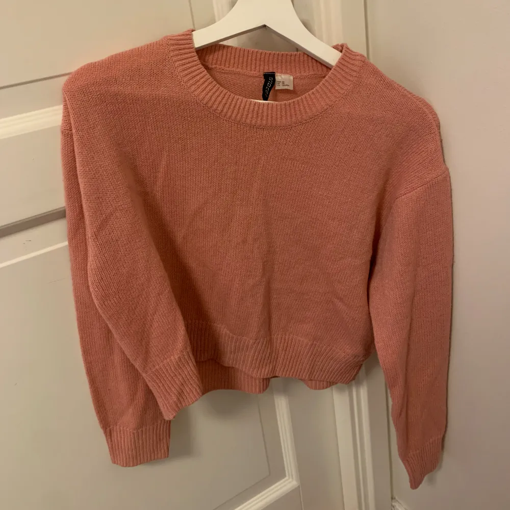 Säljer denna stickade rosa tröjan då den inte kommer till användning 😊 den är superfin till sommarkvällar eller vita linnebyxor tex! Den är inte använd så mycket alls så är i bra skick! Inga defekter . Stickat.