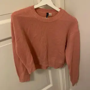 Säljer denna stickade rosa tröjan då den inte kommer till användning 😊 den är superfin till sommarkvällar eller vita linnebyxor tex! Den är inte använd så mycket alls så är i bra skick! Inga defekter 