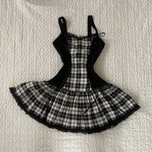 Klänning - Jätte gullig kort klänning, med rutmönster och söta detaljer. Priset kan diskuteras. Skriv gärna om ni har några frågor🖤