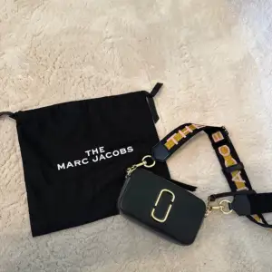Säljer min Marc Jacobsväska i modellen The Snapshot i färgen svart! Nypris är 4499kr och den är köpt på NK för något år sedan!