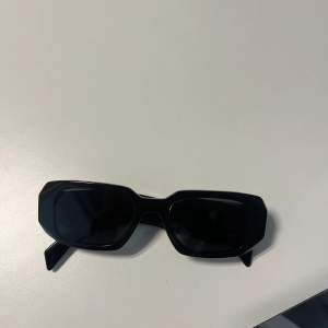 Äkta solglasögon från Prada. Vill ha 1800kr men pris kan diskuteras. Frakt står man för själv. 