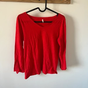 Tröja från ONLY - Man kan rulla upp armarna och sätta upp de med en knapp eller ha de nere som en långärmad. 