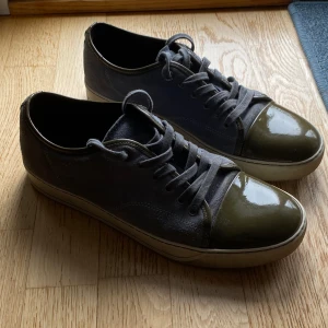 Lanvin  - Tja! Säljer dessa feta lanvin skor i fint skick 8/10, litet märke på ena cap toe men inget man tänker på. Hör gärna av dig för fler bilder eller eventuella frågor.