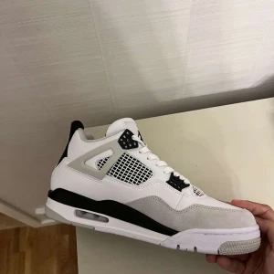Jordan 4 military black oanvända med box - Helt oanvända box kommer med en av skorna. Storlek 40 41 42 44. Kan mötas Stockholm eller fraktas genom Plick 