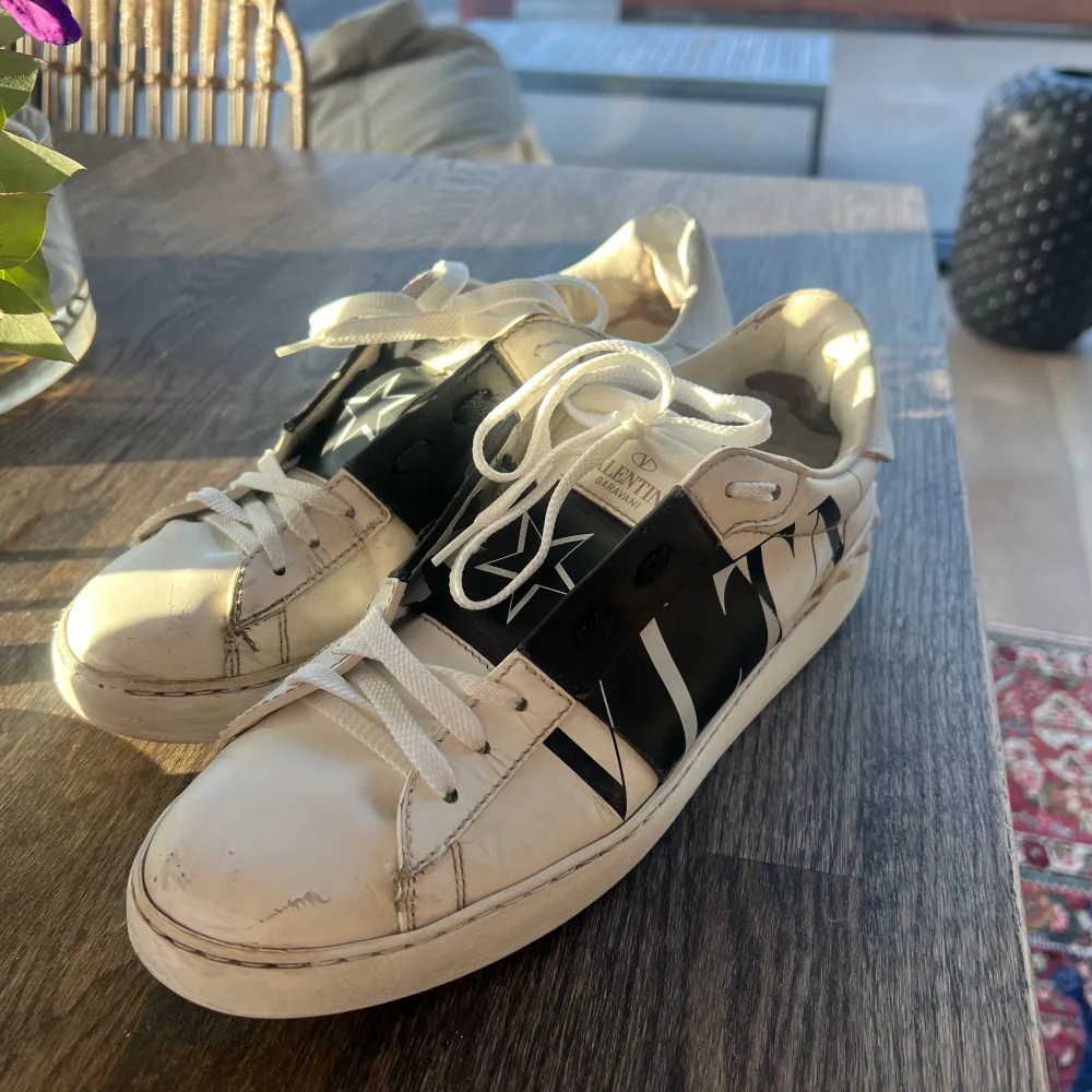 Supercola valentino rockstud i en unik modell strl 40, jag pendlar mellan 39/40 och sitter perfekt på mig!  Dem är använda men fortfarande i ett bra skick, sulan i skon är sliten men går att byta ut själv.  Även satt på nya orginalsnören ☺️. Skor.