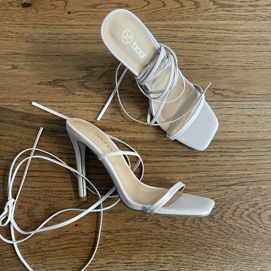 Beiga klackskor från Boohoo - 90