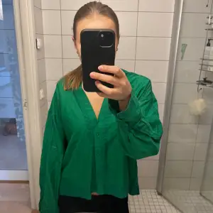 Supersnygg linneskjorta i grön! Från Zara och använd ett fåtal gånger så är i mycket bra skick. Storlek M men passar även en S