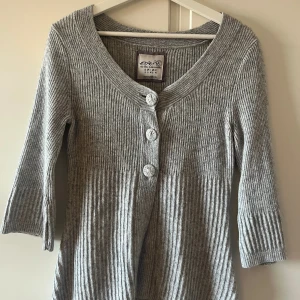 Stickad kofta Esprit - Grå stickad kofta från Esprit, trekvartsärmad. I nyskick, skriv för fler frågor och använd gärna köp nu!💕