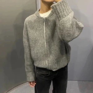 Grå kofta Zara - Säljer denna grå kofta från zara som satt lite litet för min smak, använd endast 1 gång så den är som ny 💗 *lånad bild