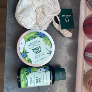 Kit från The body shop  - Hej jag säljer en body butter, shower gel och en grej man typ kan använda när man duschar från the body shop❤️Jag har även en parfym i samma doft som man kan få köpa❤️har knappt rört grejerna bara tagit lite från krämen❤️(pris kan diskuteras)