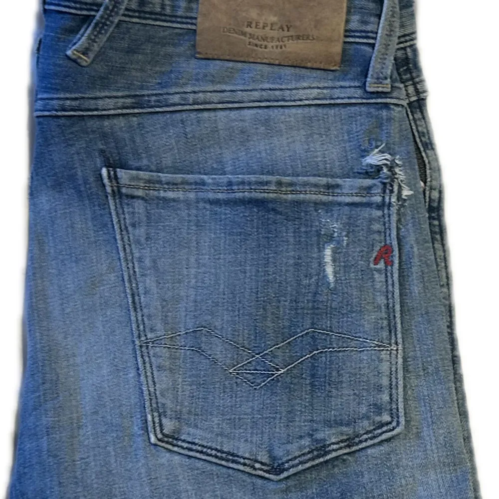 Hej, säljer nu mina urfeta replay jeans, dom har goa slitningar och är i väldigt bra skick (9/10), Nypris runt 1800kr mitt pris 650, Hör av er vid frågor eller funderingar, mvh Carl . Jeans & Byxor.