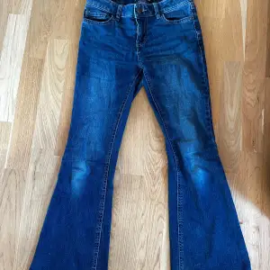 LOW Rise Bootcut barn jeans från Lindex i nyskick. Säljer pga för små,knappt använda. Nypris 350kr.Köparen står för frakt