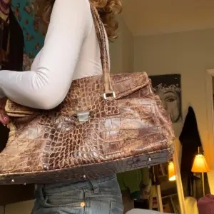 Så fin brun väska! Vet ej märke eller om det är äkta skinn! Köpt secondhand! Jättebra skick och najs storlek (dator får plats - se bild)🫶