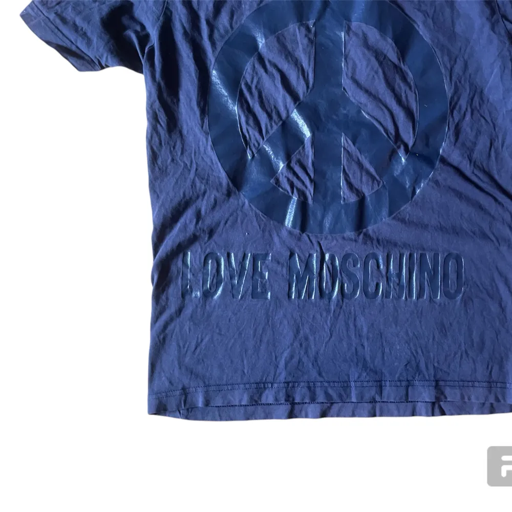 En snygg Blå Love Moschino T shirt i storlek M sitter ganska Slim och har inga defekter eller fläckar skriv gärna om ni har några ytterligare frågor😷🫶. T-shirts.