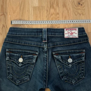 TRUE RELIGION jeans - Säljer ett par jätte snygga lågmidjade true religion jeans då de tyvärr är för små 💞☹️ Knappt annvända och i jätte fint skick!! Skriv privat för flera bilder.  Midjemått rakt över: 35cm Innerbenslängd: 73cm