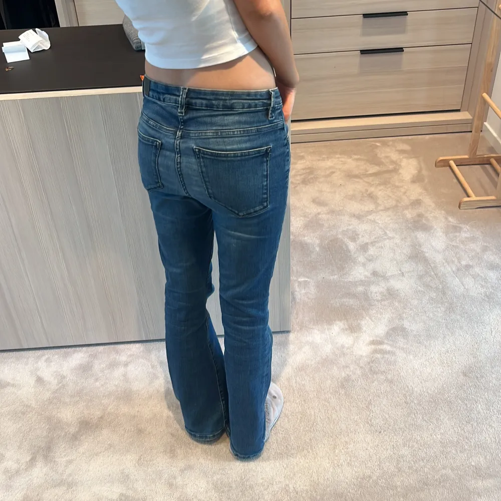 Säljer mina jätte snygga jeans från Garcia. Nypris ca 1000 kr. Det blev hål mellan benen men det har lagats så det syns inte alls. Pris kan diskuteras! Hör av dig om du vill ha fler bilder eller annan info!. Jeans & Byxor.