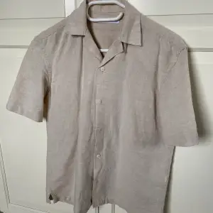 Hej säljer en Linneskjorta i fint skick, nypris 399kr. Fraktar gärna finns och hämta i Bollebygd annars!