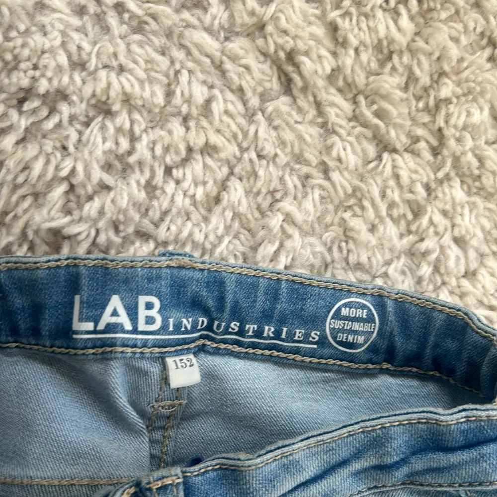 Säljer dessa bootcut jeansen som går att spänna in i midjan tvättas innan dom skickas! Pris kan diskuteras . Jeans & Byxor.