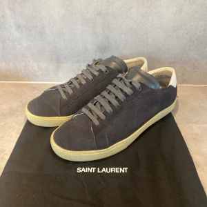 Saint Laurent skor - Säljer mina feta saint Laurent skor i mocka. Skorna är i nyskick 10/10, inga defekter. Storlek 41,5 men passar nog 42 också. Dustbag ingår. Hör gärna av er vid fler frågor eller bilder.