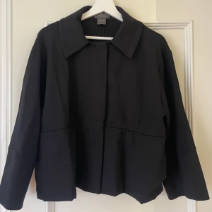 Svart kappa Residus - Supersnygg basic svart jacka från Residus i storlek M (sitter även bra på någon med XS-S). Använd högst 2 ggr och köpt förra året för 1800 kr - nysckick!! 