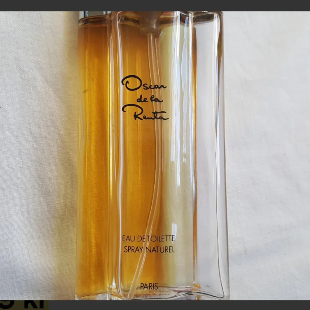 Oscar de la Renta EDT 90 ml något under halvfull. Övrigt.