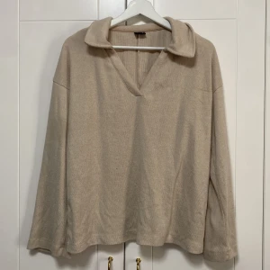 Tröja  - Begie tröja i storlek (M). Tröjan är väldigt fin och passar till det mesta. Andvänts ett par gånger.