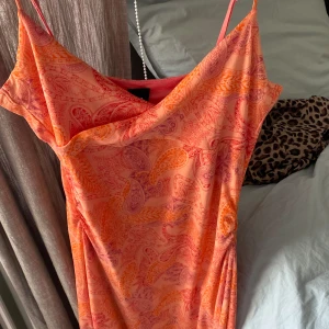 Perfekt klänning till sommaren  - Säljer denna superfina klänningen perfekt till sommaren!