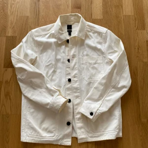 Vit H&M Overshirt  - Säljer en vår Vit overshirt från H&m sparsamt använd finns lite smuts på vissa ställen men genom en tvätt är den som ny storlek M 