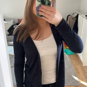 mörkblå kofta - mörkblå söt kofta, inga defekter! Köptes för 300 säljer för 39 pågrund av garderobsrensning💞💞skriv om ni har frågor eller funderingar