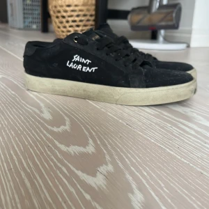 Saint Laurent skor  - Hej säljer mina Saint Laurent skor eftersom de är för små för mig. Skorna är i storlek 42,5 men passar båda 42 och 43. Jag har använt skorna ungefär 3-8 gnr så de är nästan i nyskick. Jag skulle kunna tänka mig att gå ned i pris lite men det beror på