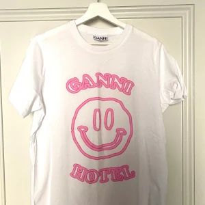 Ganni T-shirt  - Superfin T-shirt från Ganni. Perfekt till våren!   Endast använd en gång, utmärkt skick.   Kostar ca 1000 kr nypris.