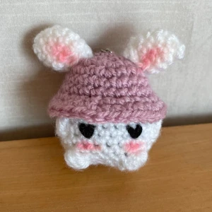 Virkad nyckelring 🩷 - Handvirkad nyckelring i form av en kanin 🐰mått: 5x5cm. Kan ta beställning på nyckelringar, skriv till mig ifall du är intresserad så löser vi🩷