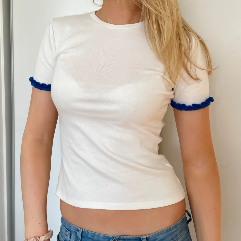 Topp/Tshirt från Zara med blå detaljer på ärmarna. Knappt använd!. T-shirts.