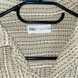 Skjorta - Stickad somrig skjorta, säljer denna eftersom jag inte hade kvittot och kunde därför inte lämna tillbaks den i butik :( Frakten kostar 50 kr 