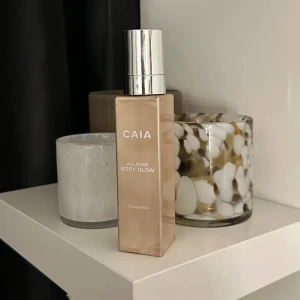 Caia Body Glow - Säljer en helt oanvänd Body Glow i färgen Golden Beam. Det är alltså 100% kvar i den. Den kommer inte till användning därav säljer jag. Har tyvärr ingen förpackning kvar, utan endast flaskan, men packar den väl Nypris: 495kr Mitt pris: 395