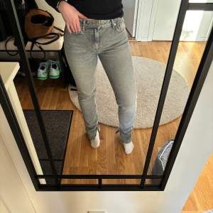 Gråa jeans från Zara, sitter väligt bra. Har en slits längst ner på jeansen. Perfekt längd.