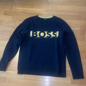 Hugo boss - Jag säljer den här tröjan eftersom att den var för liten på mig, jätte bra kvalitet och den är i mörkblå färg. Skriv om du är intresserad eller har några frågor angående tröjan