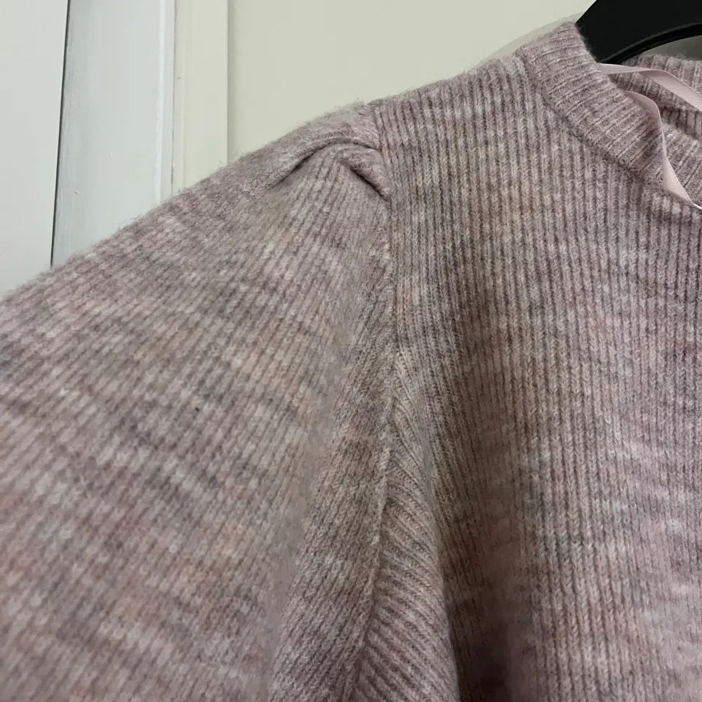 En tröja som jag har exakt lika dan, jag älskar den, den är jätte fin 💕 säljer den för 250 och den kostar egentligen 499 kr . Tröjor & Koftor.