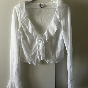 Volangblus från hm - Vit/ genomskinlig blus från hm, Aldrig använd. Storlek M men passar S också