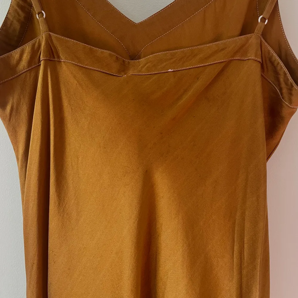 Minimalist Ginia Hand Dyed Caramel Silk Slip Dress  100% Silk  Adjustable Straps for the right fit.  Some naturally occurring discoloration, please appreciate for its character.  Very Good Condition  Model Is 160cm (5”3) And Generally Fits XS/S. . Klänningar.