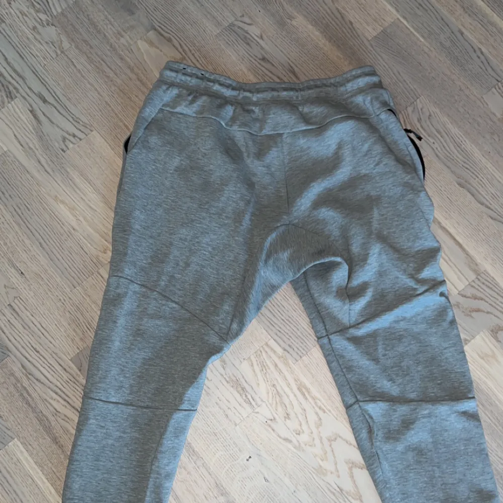 Nike tech fleece gråa byxor size L. Jeans & Byxor.