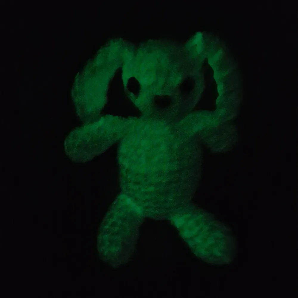 Chunky glow rabbit, virkad. Lyser i mörkret (se bild). Säkerhetsögon. Handtvättas. Övrigt.