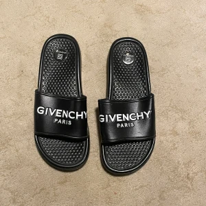 Givenchy slippers  - Helt oanvända givenchy tofflor.