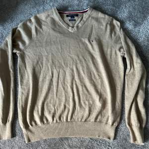 Jag säljer en Tommy hilfiger v neck I storlek m. material premium cotton otroligt fin tröja pris kan diskuteras och om du har några funderingar skriva .