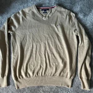 Tommy hilfiger - Jag säljer en Tommy hilfiger v neck I storlek m. material premium cotton otroligt fin tröja pris kan diskuteras och om du har några funderingar skriva .