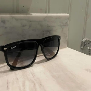 Rayban Boyfriends  - Nästintill helt Rayban Boyfriends. Storlek L. Inget mer än glasögonen medföljer! (Går inte ner i pris)