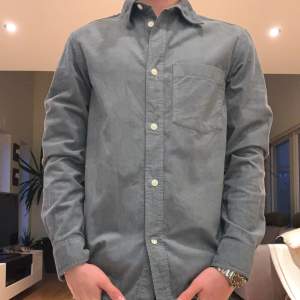 En Tjock Skjorta/Tunn Overshirt i Manchester Tyg som aldrig har kommit till användning så den är i nyskick!